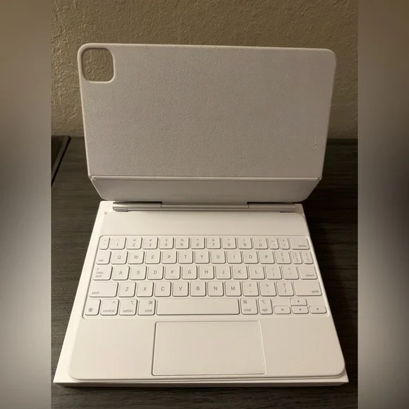 Apple Magic Keyboard: iPad Keyboard case for iPad Pro M2 11-inch - Like New! - Picture 2 of 2